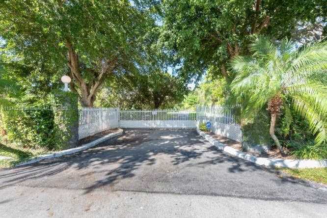 12820 SW 62nd Ave Pinecrest, FL 33156