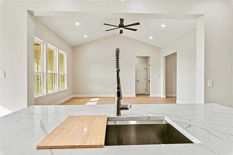 549 Lower Elgin RD Elgin, TX 78621