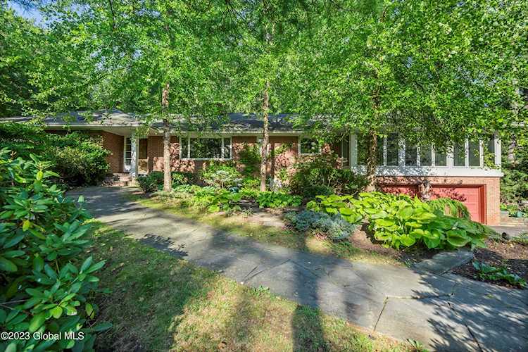 33 Upper Font Grove Rd Slingerlands, NY 12159