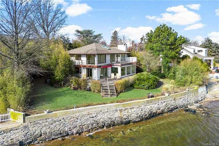 186 Rochelle Street Bronx, NY 10464 - $1,200,000 Photo 1