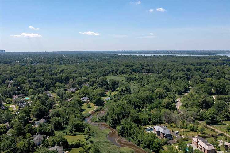 1B Split Rock Dr Great Neck, NY 11024