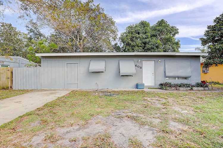 608 S 25th Street Fort Pierce, FL 34947