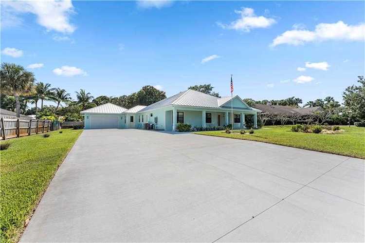 13 Perriwinkle Cres Sewalls Point, FL 34996