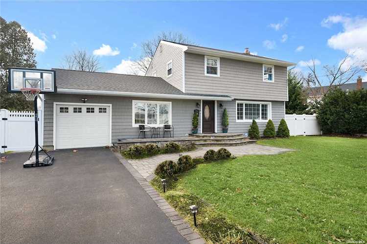 4 Amalia Lane Commack, NY 11725