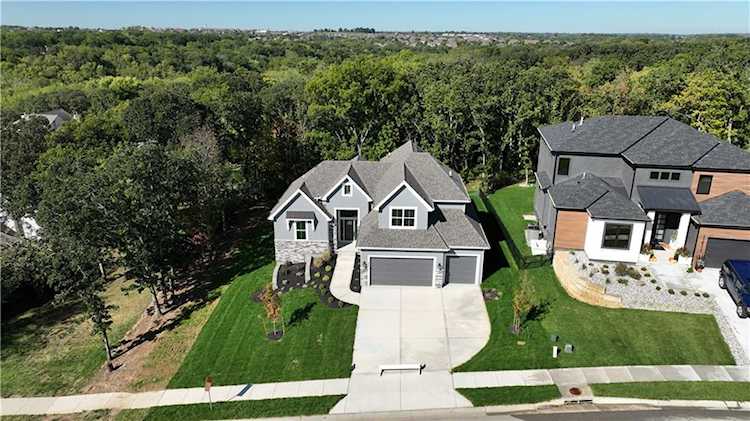 102 NW Ambersham Dr Lee's Summit, MO 64081