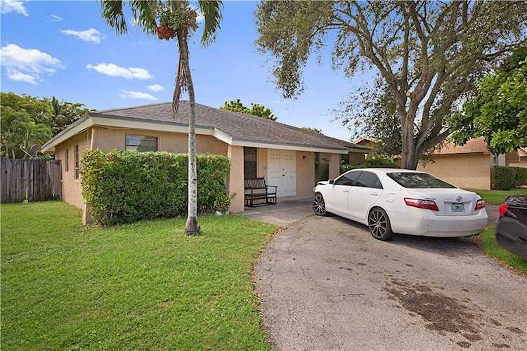 1204 SW 74th Ave North Lauderdale, FL 33068