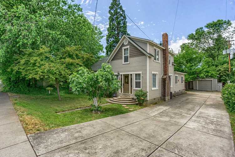 108 W 4th St Phoenix, OR 97535