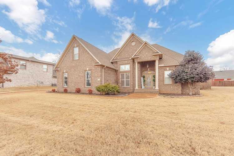 Haltom Real Estate, local REALTORS® Specialize in Selling Homes in Jackson, TN & Surrounding Areas : Madison County, Henderson County, Carroll County, Gibson County, Chester County, Hardeman County, Crockett County Photo 1