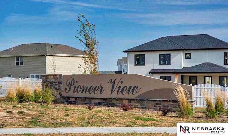207 Pioneer View Harvest Dr Papillion, NE 68133