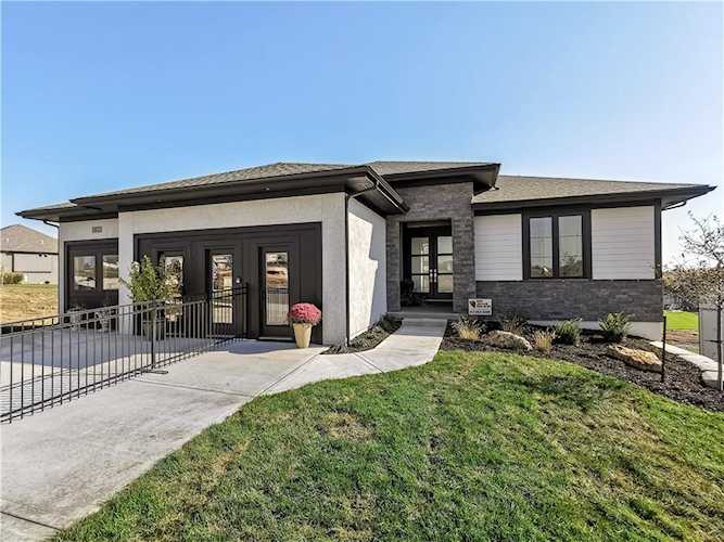 17305 Bradshaw St Overland Park, KS 66221