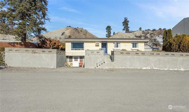 411 E Highland Ave Chelan, WA 98816