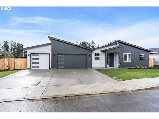 722 W 9th ST La Center, WA 98629