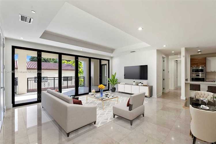 718 Valencia Ave #207 Coral Gables, FL 33134