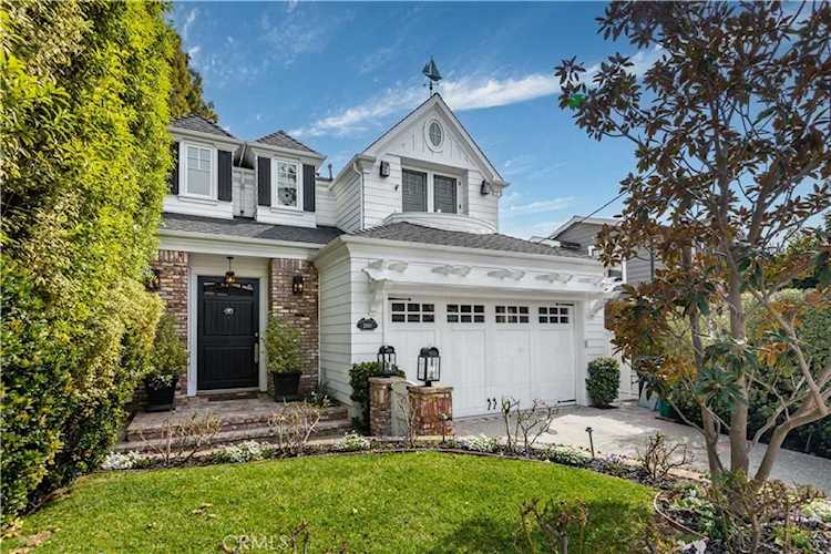 2100 Pine Ave Manhattan Beach, CA 90266
