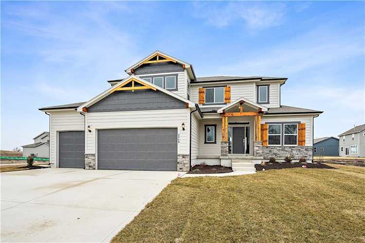 3246 SW Arbor Tree Dr Lee's Summit, MO 64082
