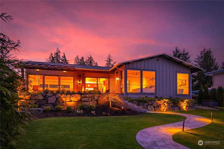4722 N Island Dr E Bonney Lake, WA 98391