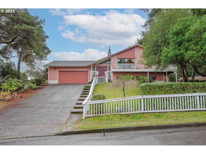 2411 Montana North Bend, OR 97459