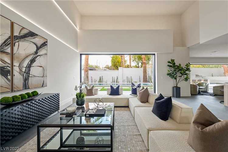 29 Burning Tree Ct Las Vegas, NV 89113