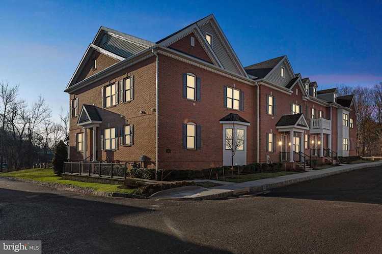 33 Creekview Ln Yardley, PA 19067