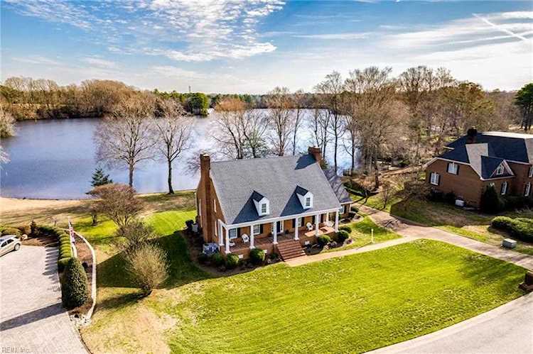 104 Lakeview Ct Suffolk, VA 23434
