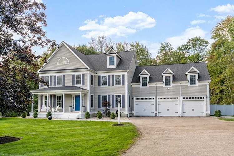 8 Delaney Dr Walpole, MA 02081