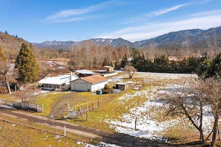 2597 E Evans Creek Rd Rogue River, OR 97537