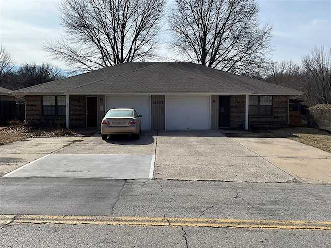 11325 E 15th St S Independence, MO 64052 | MLS 2423531 Photo 1