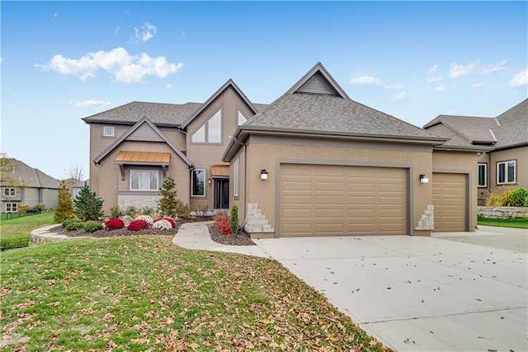 1709 NE Woodland Shores Ct Lee's Summit, MO 64086