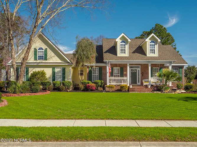 1626 Grandiflora Dr Leland, NC in Magnolia Greens. Welcome to this modern, Cape Cod-style home situated on a .39-acre lot in the Magnolia Greens... Photo 1