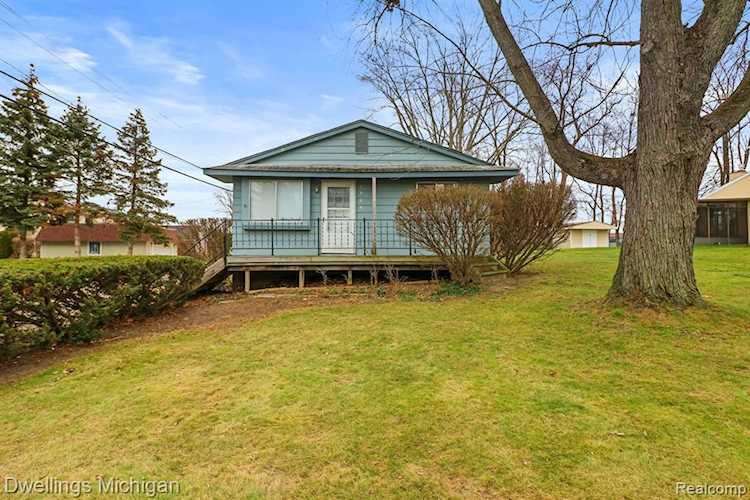 1305 Farmridge Ave Waterford Twp, MI 48328 home for sale, MLS#20221065590 | Dwellings Michigan Real Estate Photo 1