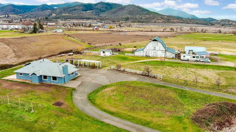 5204/5216 S Pacific Hwy Phoenix, OR 97535