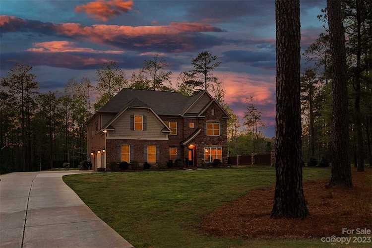 4945 River Oaks Rd Lake Wylie, SC 29710