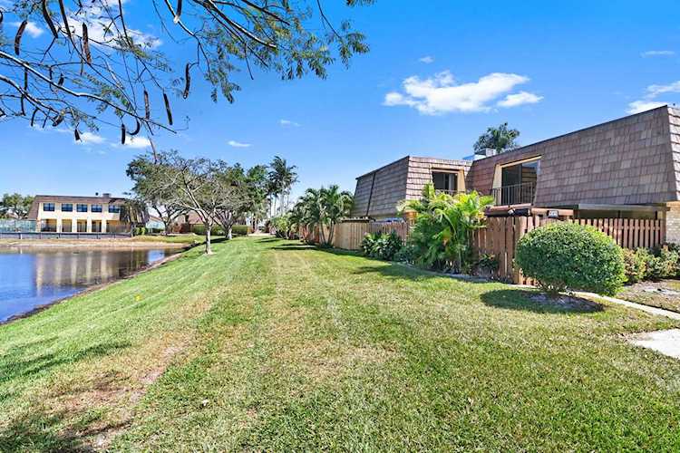 641 Springdale Circle Palm Springs, FL 33461