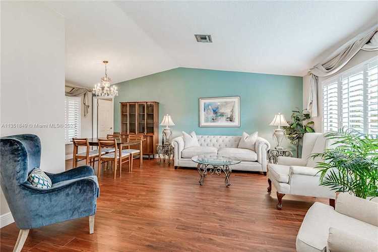 2504 NW 98th Ter Coral Springs, FL 33065