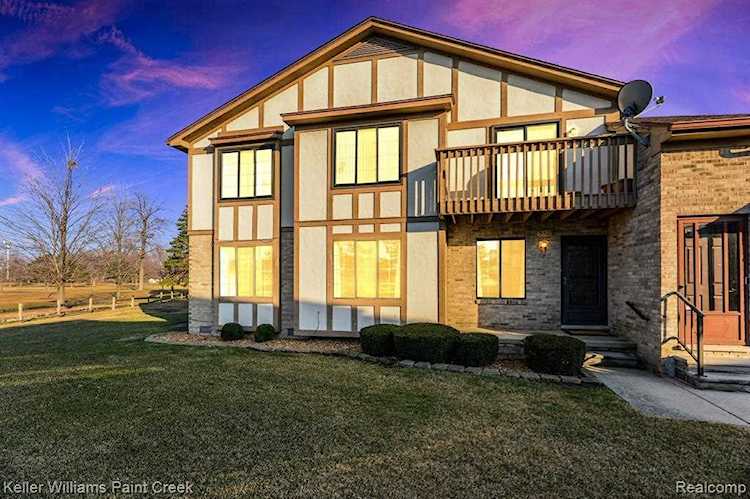 952 Country Club Dr #9 St. Clair Shores, MI 48082 | MLS 20230015068 Photo 1