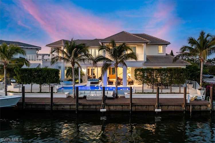1660 Dolphin Ct Naples, FL 34102