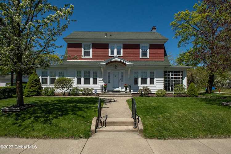 851 Lakewood Ave Niskayuna, NY 12309