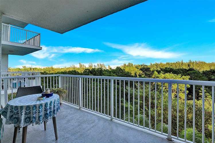 15051 E Royal Oaks Ln #404 North Miami, FL 33181