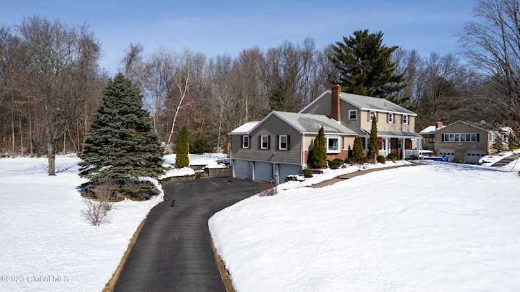 34 Juniper Dr Clifton Park, NY 12065