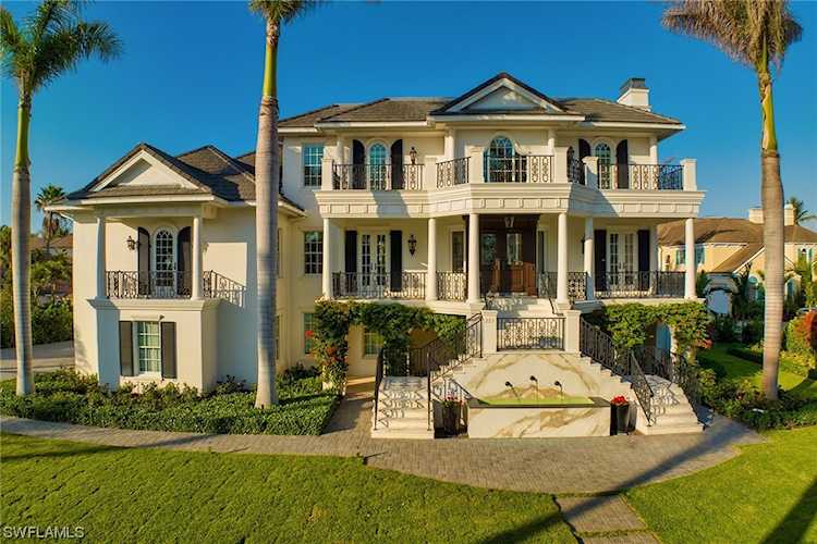 225 Cove Ln Naples, FL 34102