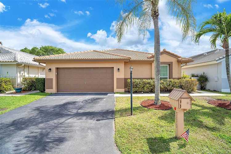 5870 Brighton Ln Davie, FL 33331