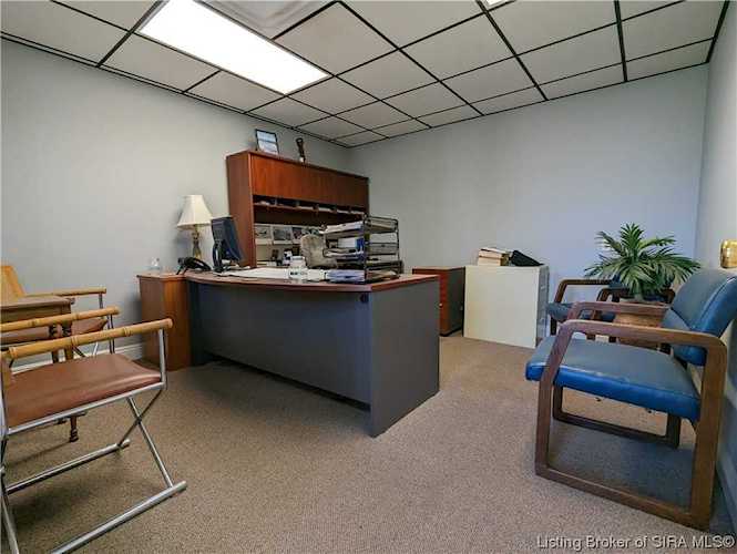 5821 Utica Pike Jeffersonville, IN 47130 MLS 202306270