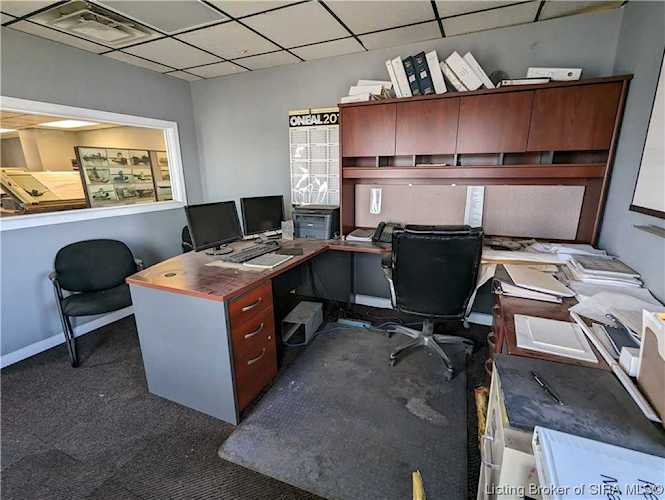 5821 Utica Pike Jeffersonville, IN 47130 MLS 202306270