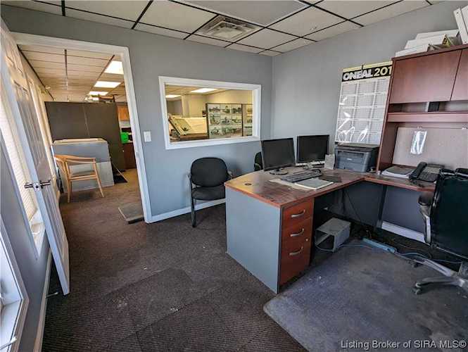 5821 Utica Pike Jeffersonville, IN 47130 MLS 202306270