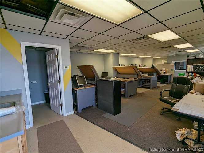 5821 Utica Pike Jeffersonville, IN 47130 MLS 202306270