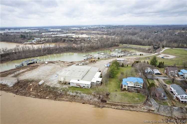 5821 Utica Pike Jeffersonville, IN 47130 MLS 202306270