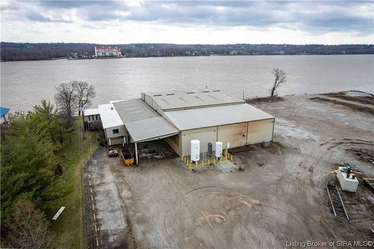 5821 Utica Pike Jeffersonville, IN 47130 MLS 202306270