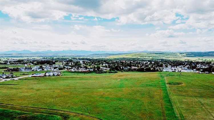 4 Avenue Diamond Valley, AB T0L 1H0