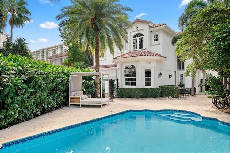 19484 39th Ave Sunny Isles Beach, FL 33160