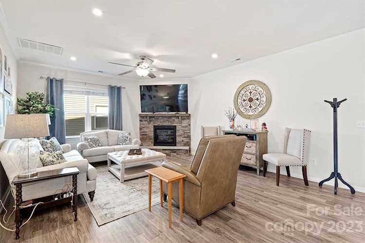 1534 Starmount Cove Ln Charlotte, NC 28210
